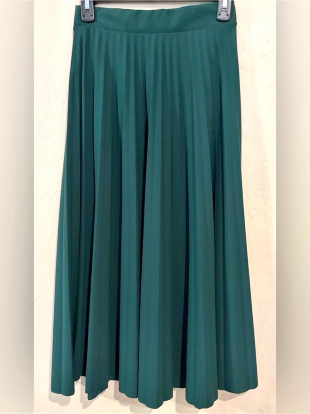 Amisu Green Pleated Midi Skirt Elastic Waist Flowy- Size 6
